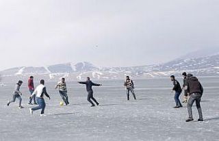 Donan göl üzerinde futbol keyfi
