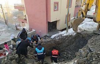 Donan su şebekelerine belediye ekipleri müdahale...