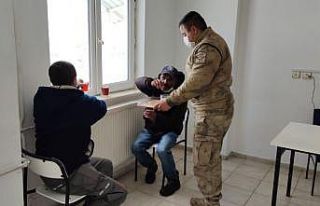 Donmak üzere olan vatandaşları jandarma kurtardı