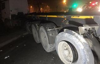 Dorsesi üst geçide çarpan hafriyat kamyonu karşı...