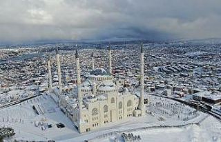 (Drone) Beyaz örtüyle kaplanan Çamlıca Camii hayran...