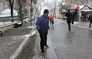 Dükkanı kapatıp 17 kilometre koşarak evine gidiyor