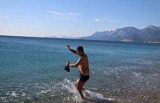 Dün kar yağan Antalya’da bugün deniz keyfi