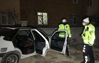 Duvara çarpan otomobilin sürücüsü hayatını...