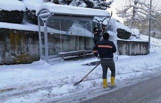 Düzce Belediyesi sabahın ilk ışıkları ile karla...