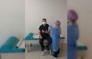 Edirne’de sağlık çalışanlarına ikinci doz...