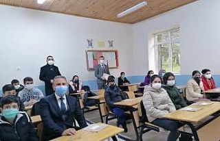 Eğirdir’de öğrencilere ‘Yorum Defteri’ dağıtıldı