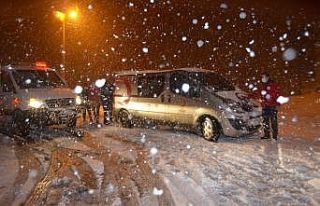 Ekipler yolda kalan vatandaşlara kumanya dağıttı