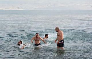 Eksi 15 derecede kamp yapıp Van Gölü’ne girdiler