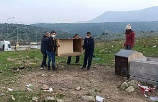 El ele verdiler, sokak hayvanlarını barınaksız...