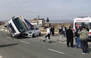 Elazığ’da kamyonet, otomobilin üzerine devrildi:2...