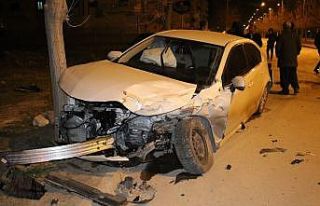 Elazığ’da minibüs ile otomobili çarpıştı:...