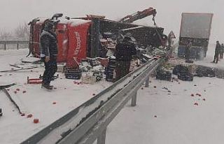Elazığ’da tırlar çarpıştı, sebze ve meyveler...