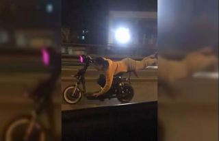 Elektrikli bisiklet üzerinde yatarak tek elle ölümüne...