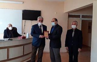 Emekli imamlara teşekkür plaket