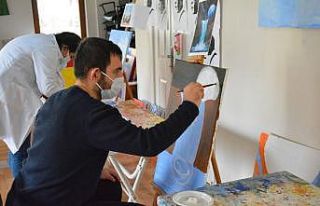 Engelli bireylere resim ve müzik kursu veriliyor