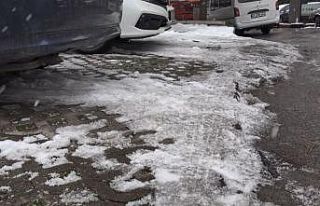 Ereğli’de buzlanma nedeniyle araçlar trafiğe...