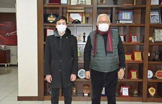 Ereğlili genç ilk kitabını Başkan Posbıyık’a...