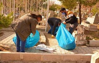 Ergani’de mezarlıklar temizleniyor