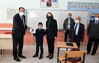Erzincan’da 38 öğrenciye tablet hediye edildi