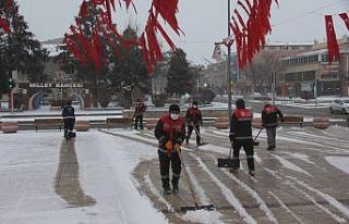 Erzincan’da kar ve tipi etkili oluyor, 359 köy...