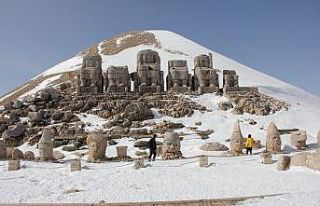 Esaretten kurtulan Nemrut Dağı ilk turistleri ağırladı
