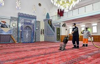 Esenyurt Belediyesi ibadethaneleri temizleyerek dezenfekte...