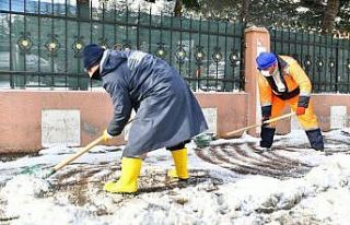Esenyurt’ta buzlanmaya karşı 2 bin 300 ton tuz...