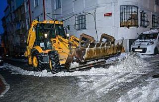 Esenyurt’ta kışla mücadele ekipleri çalışmalarına...