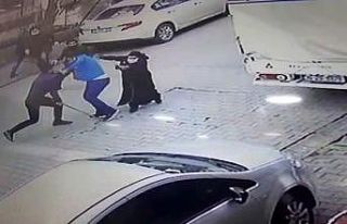 Esenyurt’ta sopalı yol verme kavgası kamerada