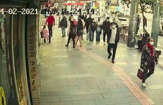 Eşi ve çocuğuyla yürüyen kadına taciz iddiası...