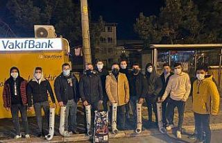 Eski su boruları mama kabı oldu