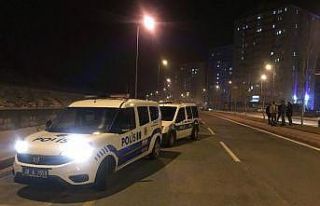 Ev hapsinde olan şahıs polisten kaçarken kendini...
