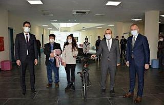 Evde en çok kitap okuyan öğrenciler ödüllendirildi