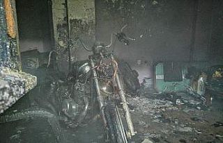 Evde tamir etmek istediği motosiklet alevlere teslim...