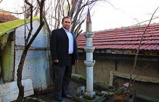 Evin bahçesinde şaşırtan minare