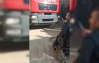 Evini yaktı, söndürmek isteyen itfaiye ekiplerine...