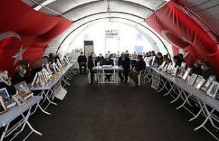 Evlat nöbeti tutan aileler, 13 şehit için mevlit...