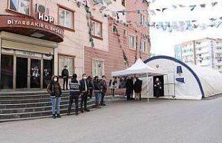 Evlat nöbetindeki baba Ağrılı Salih Gökçe, eyleminde...