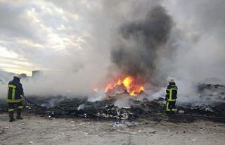 Fabrika çöplüğünde çıkan yangın ekipleri harekete...