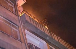 Fatih’te bir binanın çatısında yangın çıktı,...