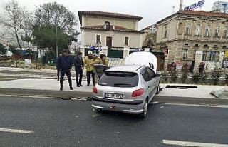 Fatih’te otomobilin yoldan çıkma anı kamerada