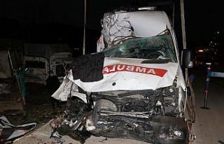 Feci kazada ambulans hurdaya döndü