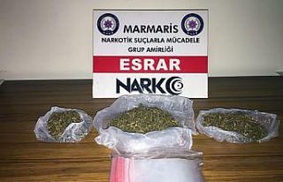 Filyasyon ekibinin şoförü uyuşturucu satarken...