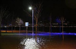 Fırtına ağaçları devirdi, yükselen dalgalar...