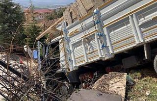 Freni boşalan kamyon istinat duvarına daldı