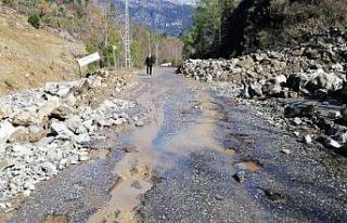 Gazipaşa’da taşkından kapanan yollar ulaşıma...