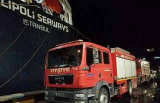 Gemi yangınına müdahale anları nefes kesti