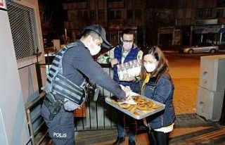 Genç çift, görev başındaki ekiplere sokak sokak...
