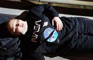 Genç kız karnındaki bıçak ile ambulansı bekledi